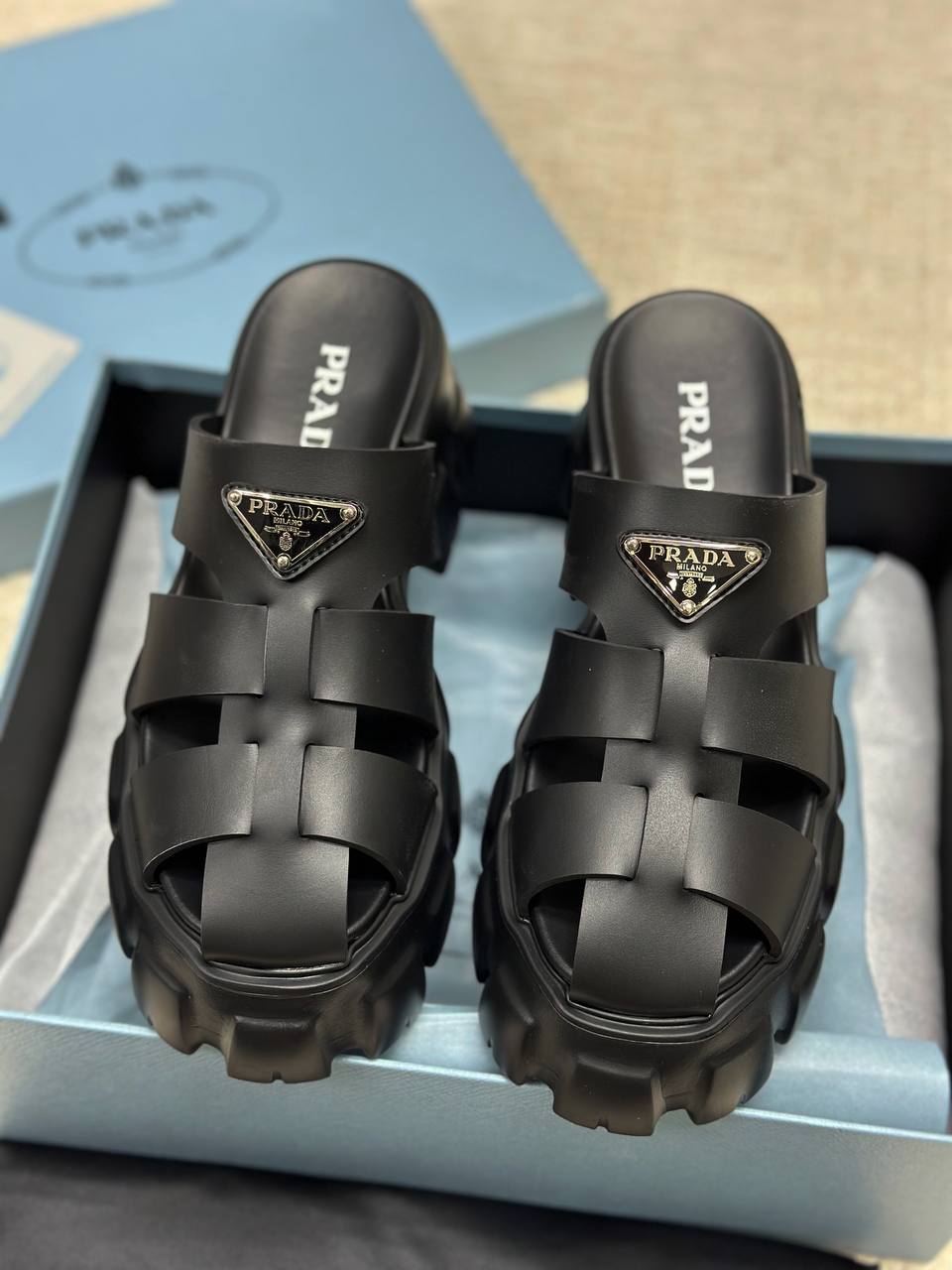 Γυναικεία παπούτσια Prada