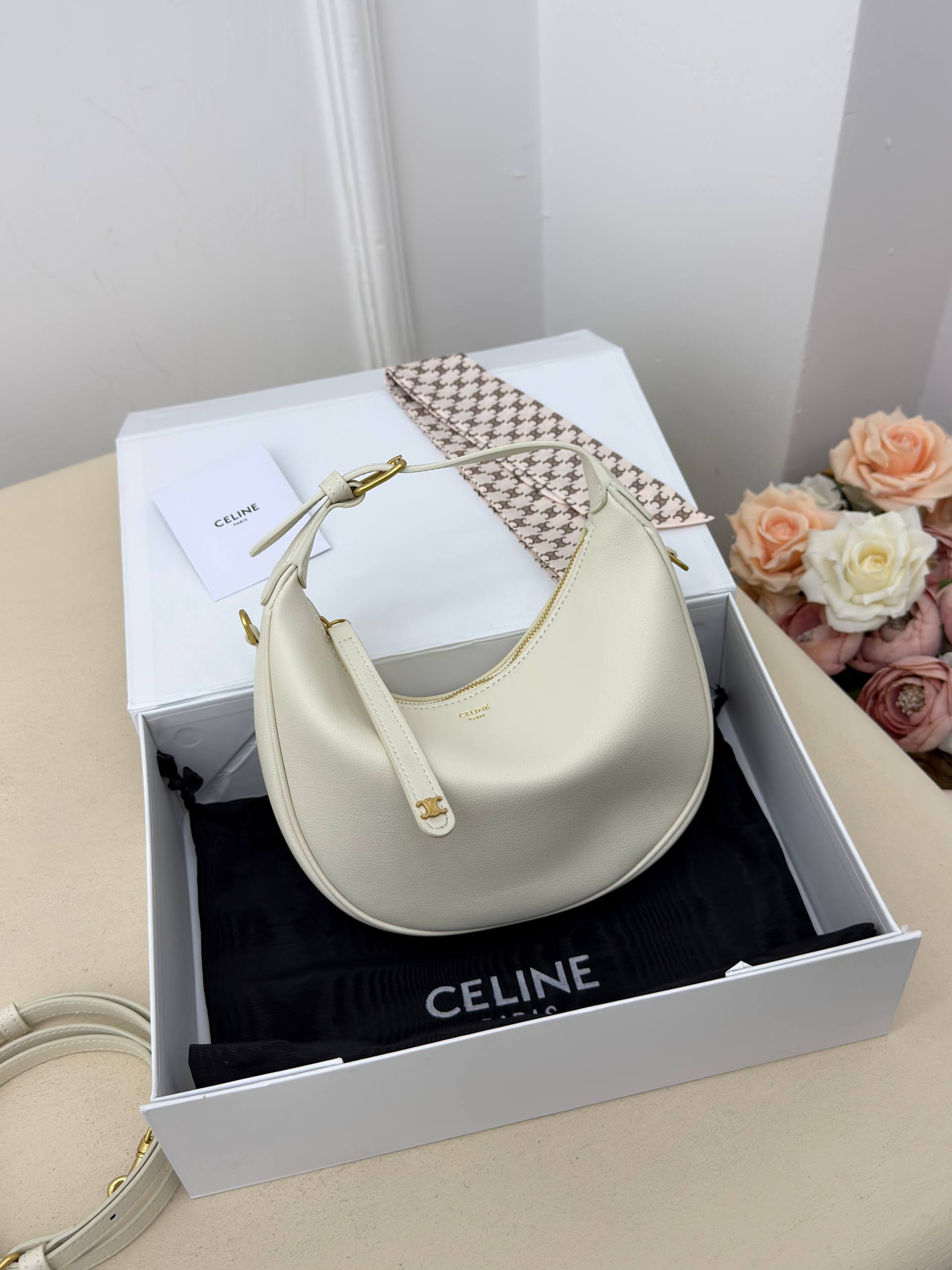 Teen Celine Lulu in Triomphe