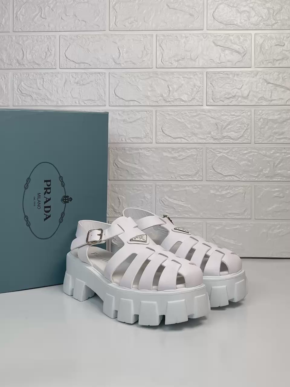 Γυναικεία παπούτσια Prada
