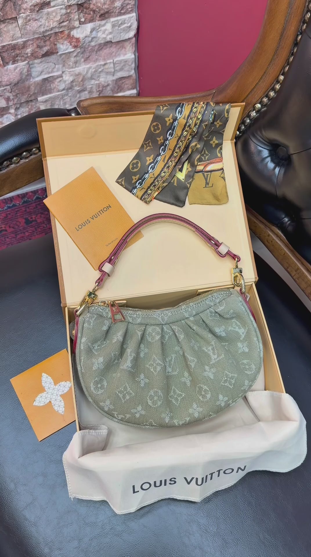 Louis Vuitton Pochette Valley bag